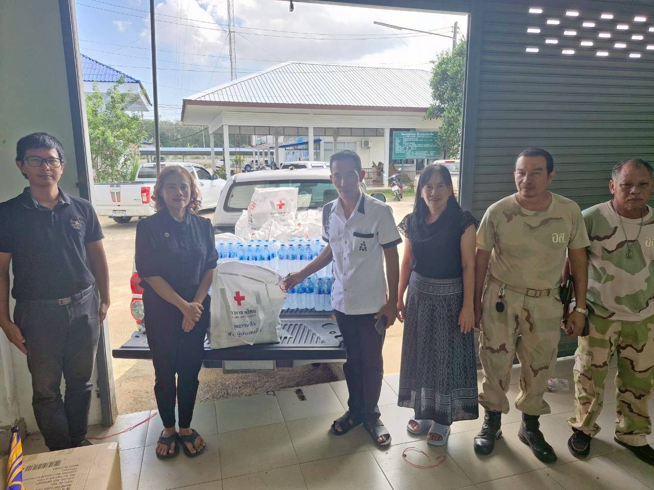 พช.ควนเนียง ลงพื้นที่มอบถุงยังชีพแก่กลุ่มอาชีพ ผู้ผลิต ผู้ประกอบการ OTOP