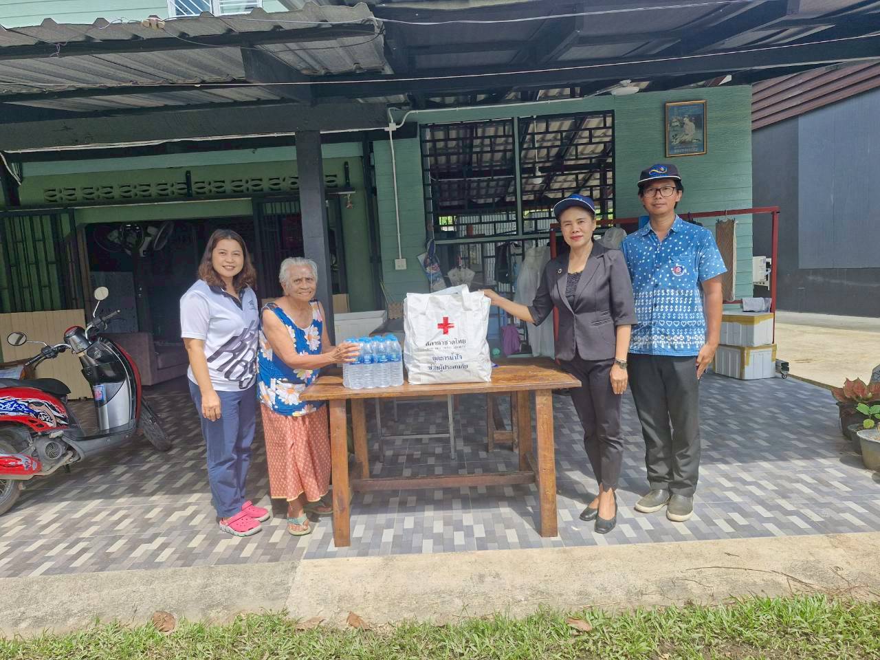 พช.ควนเนียง ลงพื้นที่มอบถุงยังชีพแก่ผู้ผลิต ผู้ประกอบการ OTOP ศูนย์เรียนรู้ และประธานคณะกรรมการพัฒนาสตรี