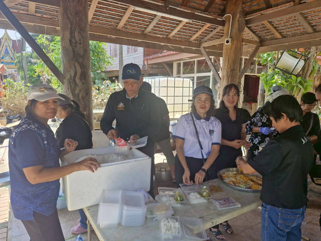 พช.ควนเนียง แพ็คกล่องข้าวให้กับเจ้าหน้าที่ หน่วยงานต่าง ๆ ตลอดจนประชาชนในพื้นที่วัดหาดใหญ่ใน