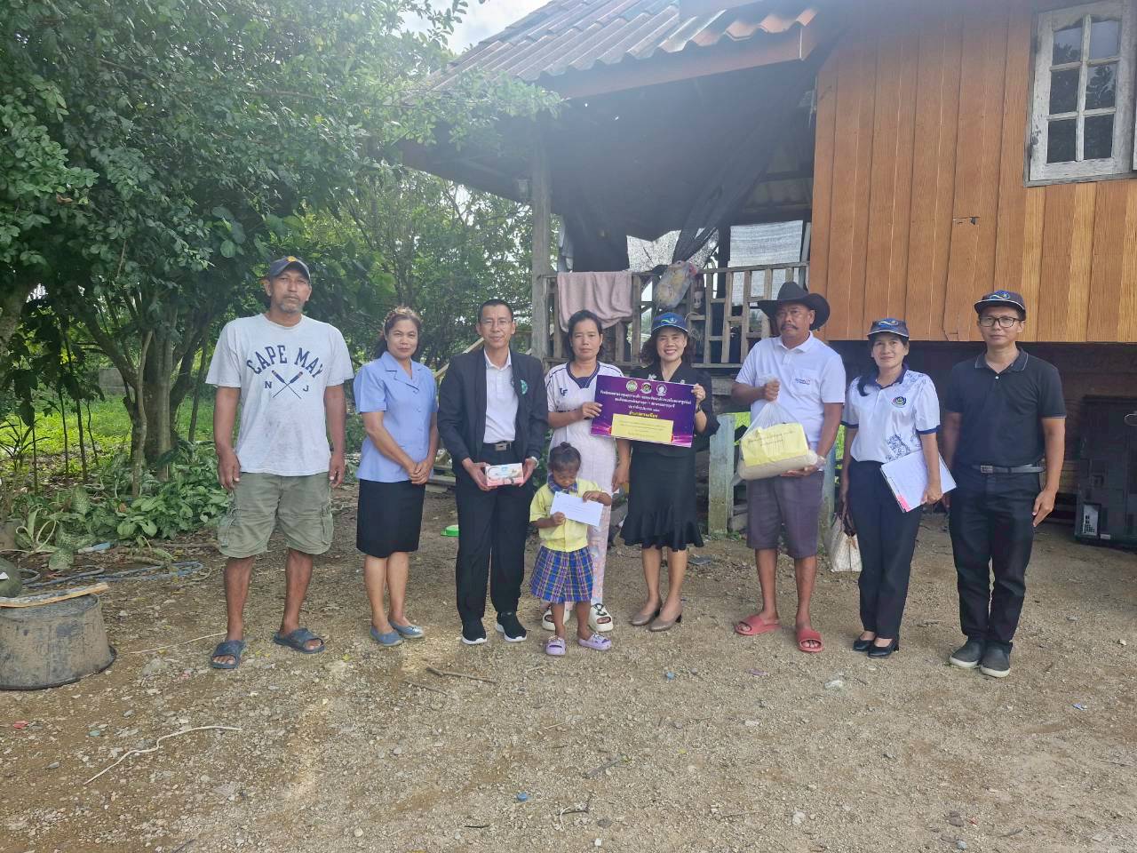 พช.ควนเนียง มอบทุนช่วยเหลือเด็กในกรณีพิเศษ พื้นที่ประสบอุทกภัย (ภาคใต้) อำเภอควนเนียง