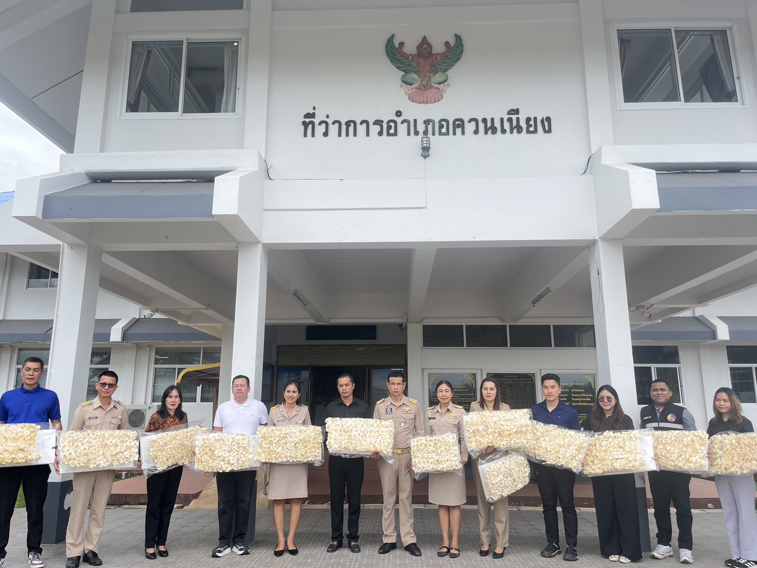 พช.ควนเนียง รับมอบดอกไม้จันทน์จากองค์การบริหารส่วนตำบลรัตภูมิและสถานีตำรวจภูธรควนเนียง