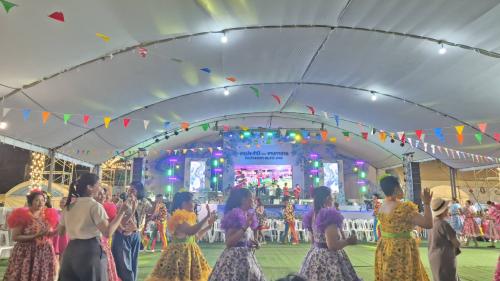 พช.ควนเนียง ร่วมกิจกรรมรำวงย้อนยุคในงานประจำปีและงานกาชาดจังหวัดสงขลา