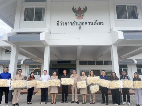 พช.ควนเนียง รับมอบดอกไม้จันทน์จากองค์การบริหารส่วนตำบลรัตภูมิและสถานีตำรวจภูธรควนเนียง